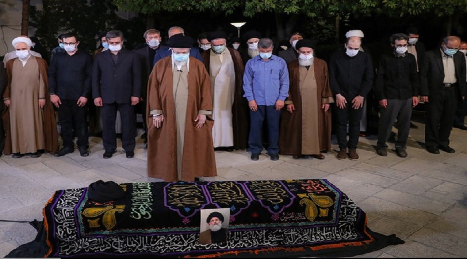 الامام الخامنئي أدى الصلاة على جثمان العالم الراحل فاطمي نيا