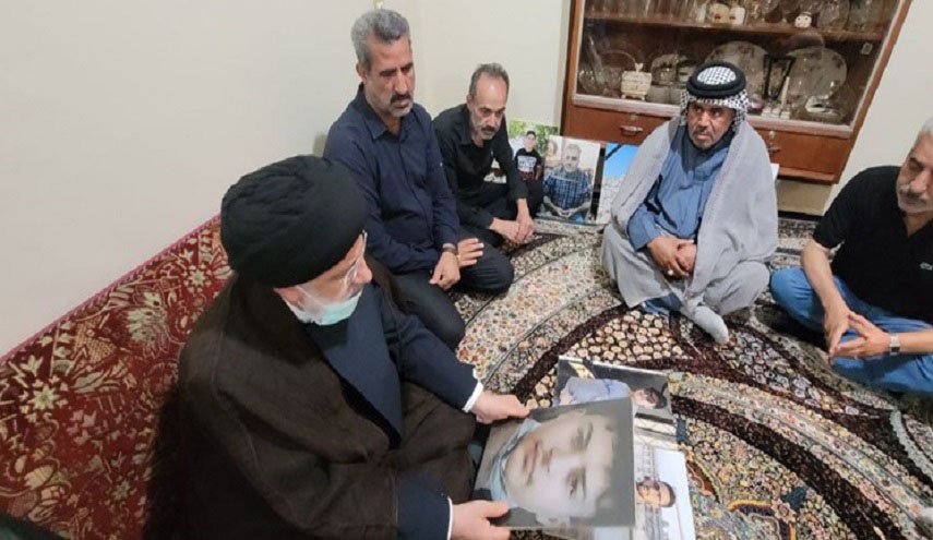 شاهد بالصور.. آية الله رئيسي يزور عوائل حادثة متروبل آبادان 