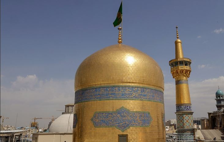 عشية ذكرى ولادته ... غسل القبة الذهبية لحرم الإمام الرضا عليه السلام+ صور 