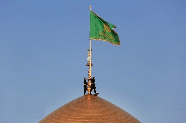 تعويض پرچم گنبد منور رضوي در سالروز ولادت حضرت رضا(ع)