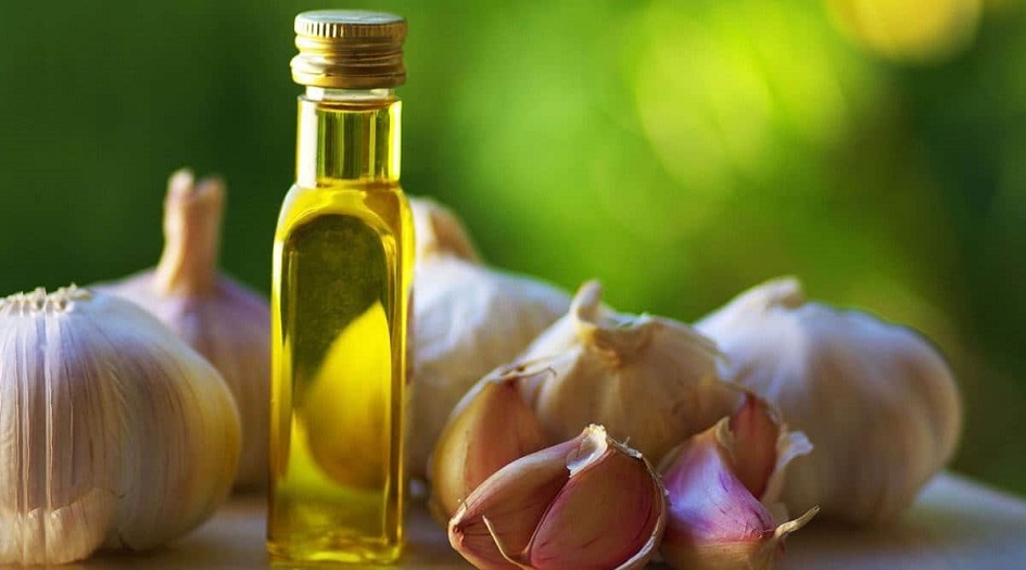 فوائد غير متوقعة لخلط الثوم مع زيت الزيتون