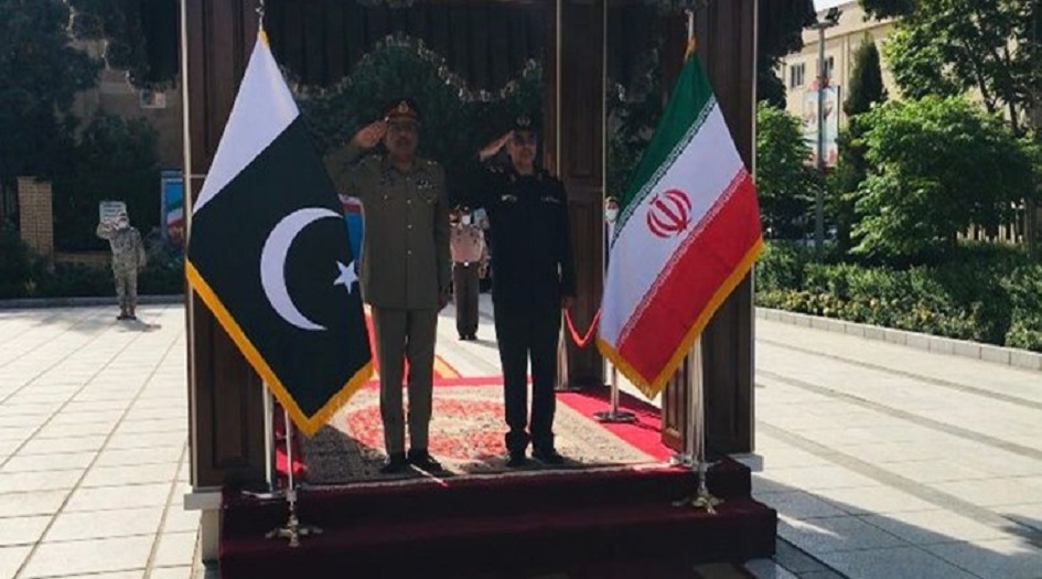 اللواء باقري يستقبل نظيره الباكستاني  في طهران
