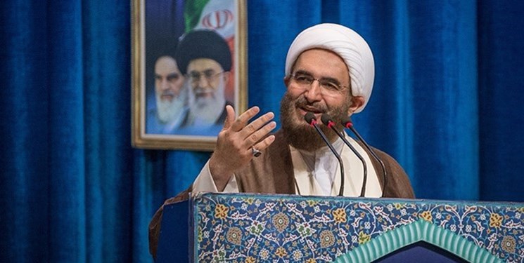 خطيب صلاة عيد الأضحى بطهران: عيد الاضحى يعد يوم احترام اسر الشهداء وتكريم آبائهم وامهاتهم