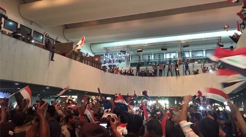 حمايت مقتدي صدر از معترضاني كه وارد پارلمان عراق شدند
