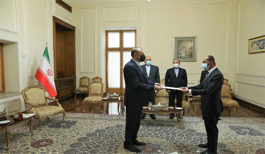 السفير الكويتي الجديد لدى طهران يقدم اوراق اعتماده