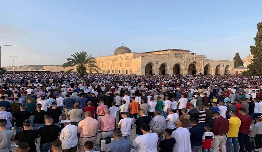 رغم قيود الاحتلال... الفلسطينيون يؤدون صلاة الجمعة في رحاب المسجد الأقصى 