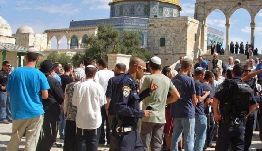 اقتحم عشرات المستوطنين المسجد الأقصى