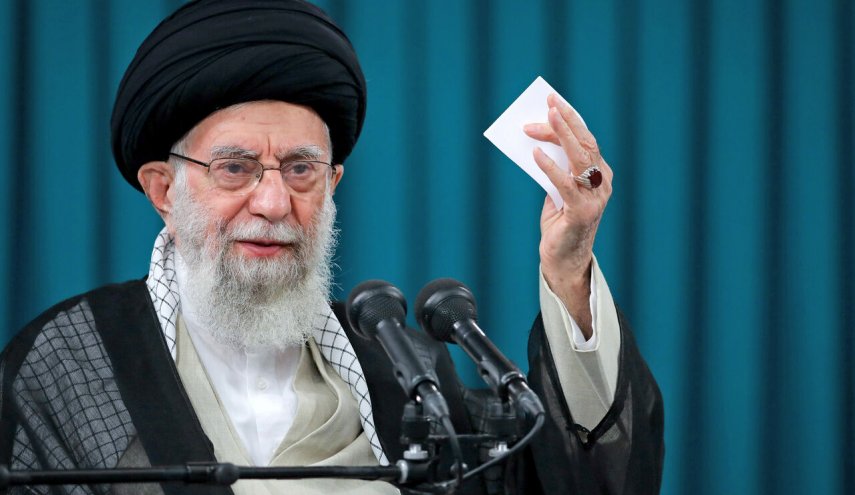 الامام الخامنئي : تضحيات الشهداء وآبائهم وأمهاتهم جعلت الشعب الإيراني عظيما