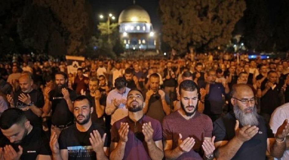 الفلسطينيون يحيون الفجر العظيم في المسجد الاقصى والمسجد الابراهيمي  ومساجد الضفة 