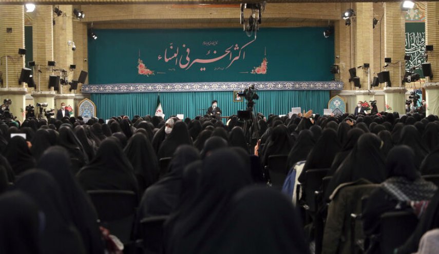 الامام الخامنئي : توظيف السيدات المتعلمات في مراكز صنع القرار مسألة هامة