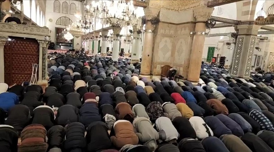 الاف الفلسطينيين يـــؤدون صلاة الفـــجر بالمسجد الأقصى المبارك