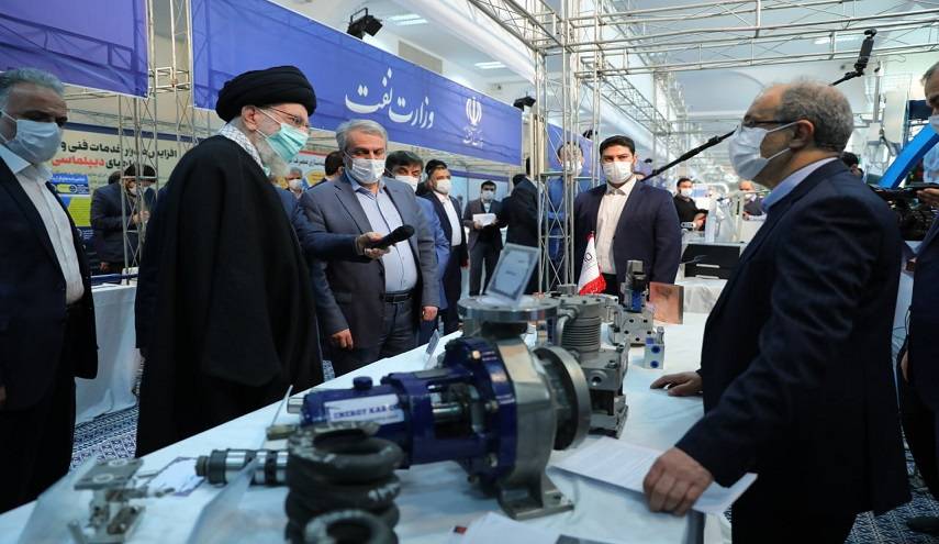 الامام الخامنئي يتفقد معرض المنجزات الصناعية  +الصور