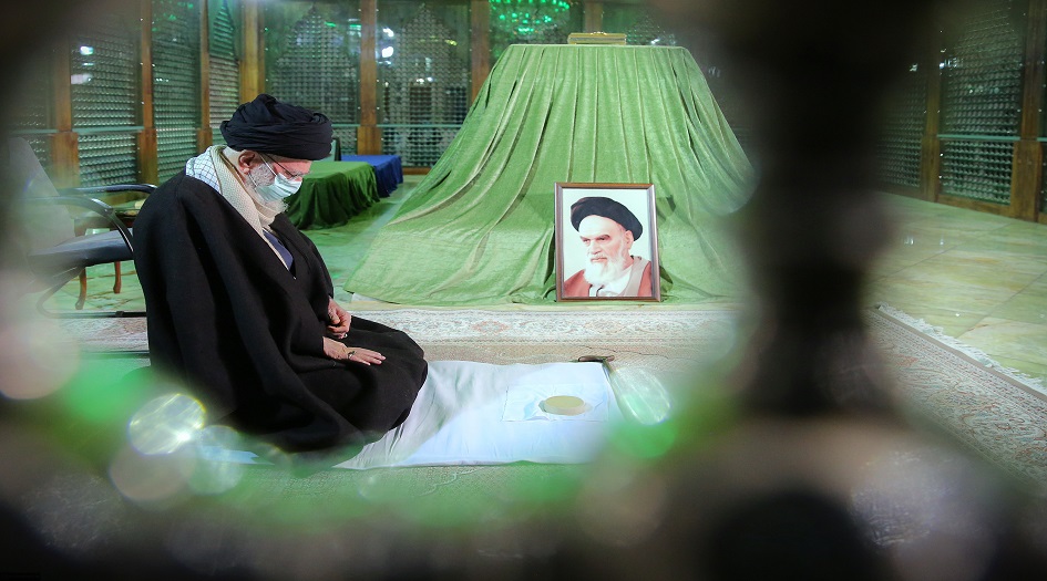 الامام الخامنئي يزور مرقد الامام الخميني (رض) وقبور الشهداء+صور