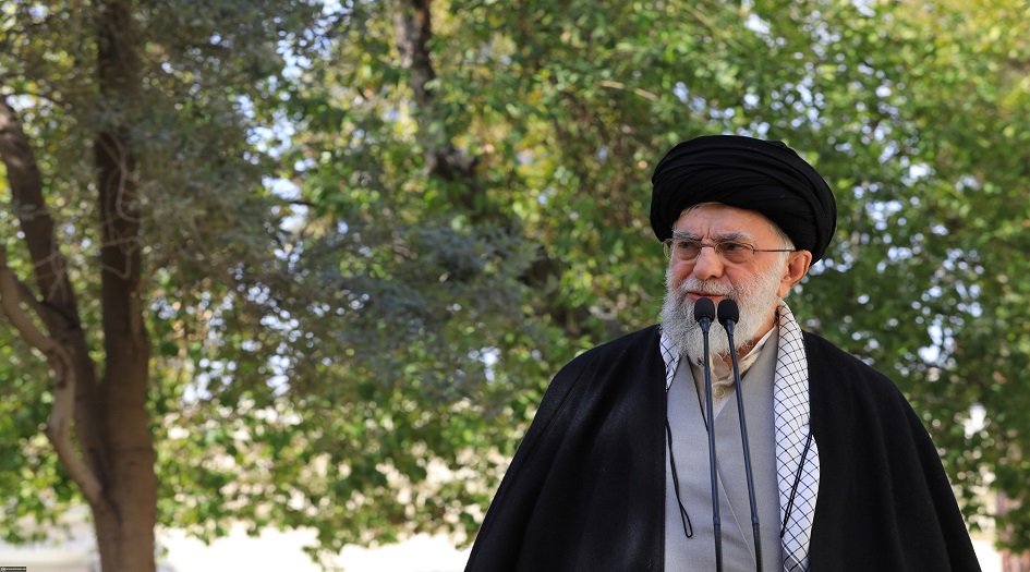 الامام الخامنئي يؤكد على ضرورة متابعة قضية تسميم الطالبات في المدارس