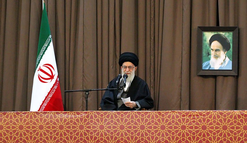 الامام الخامنئي يلقي كلمة في الصحن الرضوي الشريف 