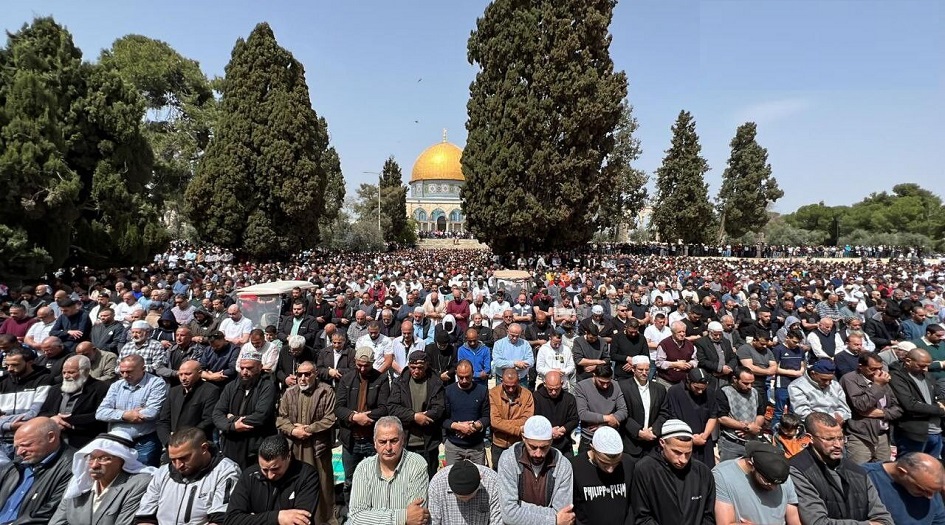 الاف الفلسطينيون يؤدون صلاة الجمعة الأولى من رمضان بالمسجد الاقصى