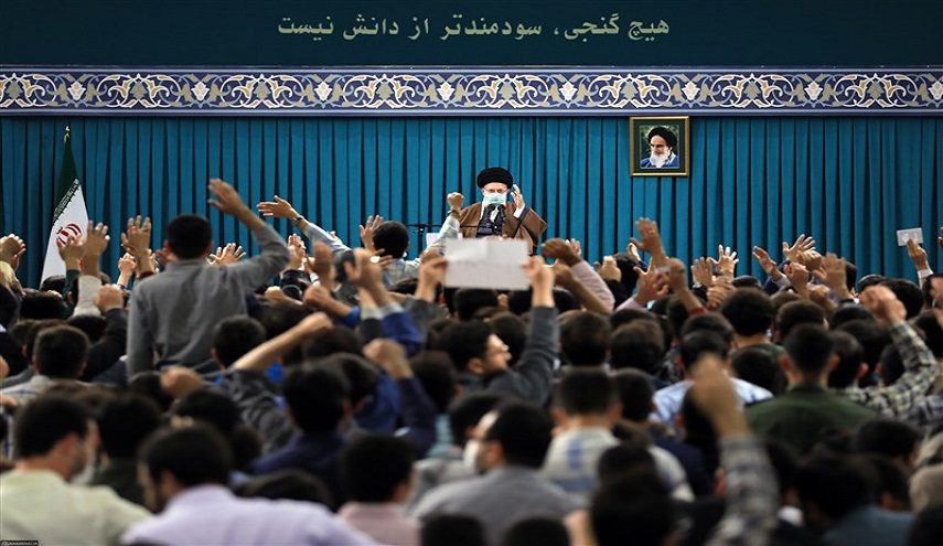 الامام الخامنئي يحذر من محاولات الاعداء لايجاد القطبية الثنائية في المجتمع 