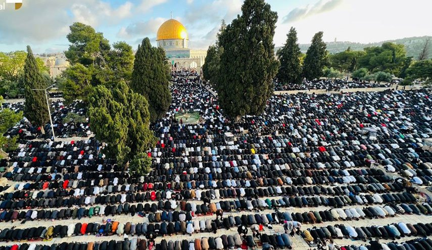 120 ألف مصلٍّ يؤدون صلاة العيد في الأقصى