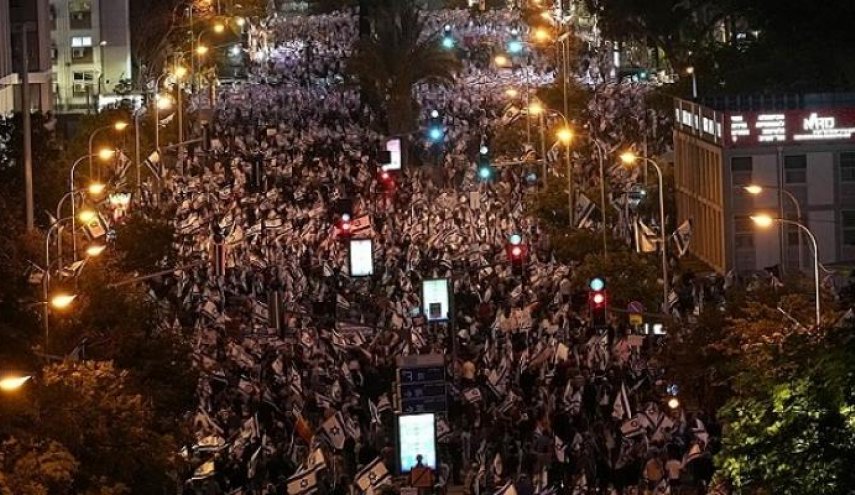  عشرات الآلاف يتظاهرون ضد خطة نتنياهو لإضعاف القضاء 
