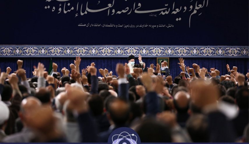 الامام الخامنئي مخاطبا النخب العلمية والسياسية : من يريد إيران قوية عليه الإهتمام بالصناعة النووية 