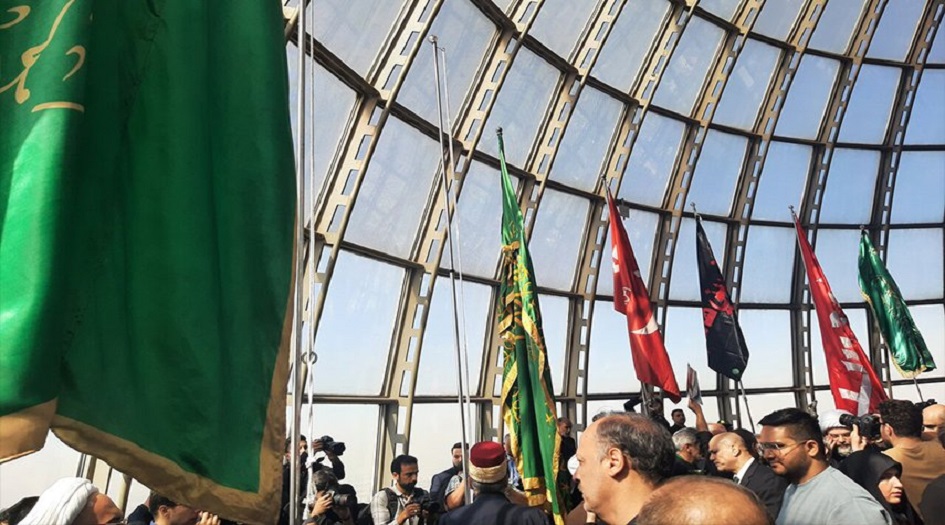 ايران... رفع الرايات المتبركة بخمس اضرحة مقدسة في اعلى برج بطهران 