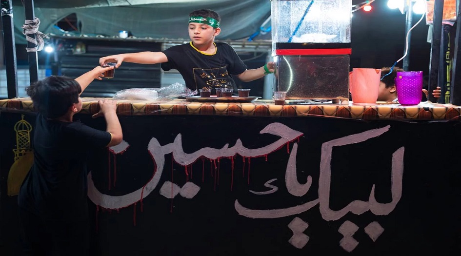 بالصور..  الاطفال  يقدمون الخدمة لزوار ابي عبدالله الحسين عليه السلام في زيارة الاربعين 
