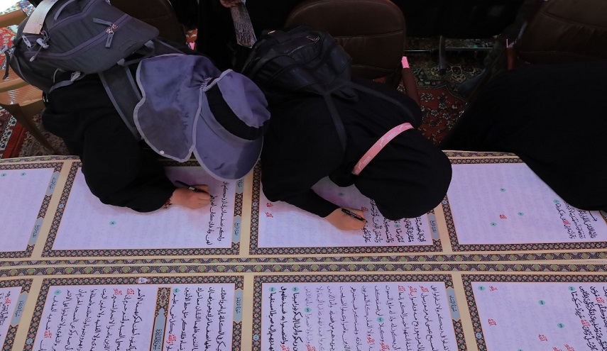 شاهد.. خط أطول مصحف بأيدي الزائرين ضمن فعاليات زيارة الأربعين