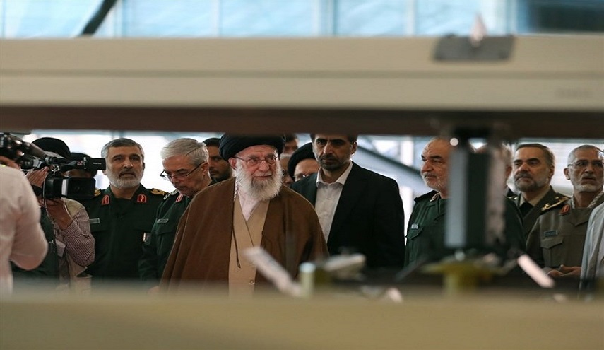  الإمام الخامنئي يزور معرض إنجازات الحرس الثوري في مجال الجوفضاء 