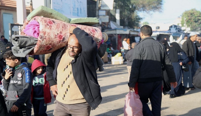 أهالي غزة يعودون الى منازلهم التي نزحوا منها بفعل العدوان 