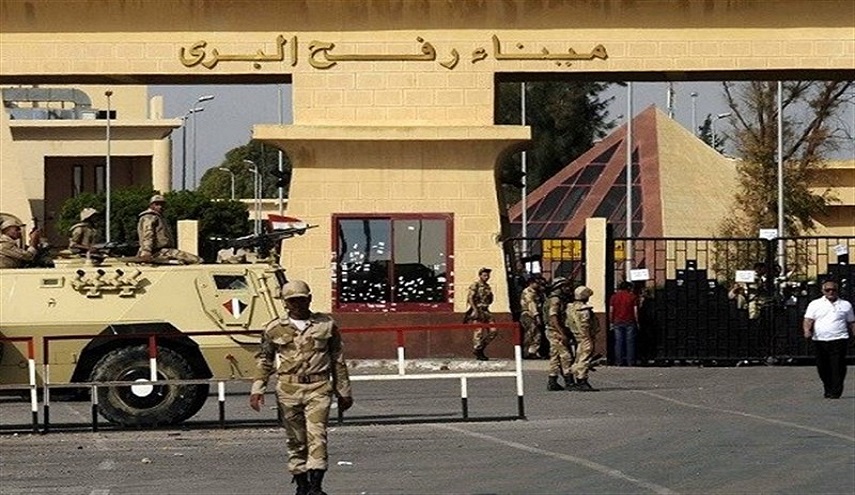  الصليب الأحمر يتسلم المحتجزين المفرج عنهم من غزة وهم في طريقهم إلى معبر رفح 