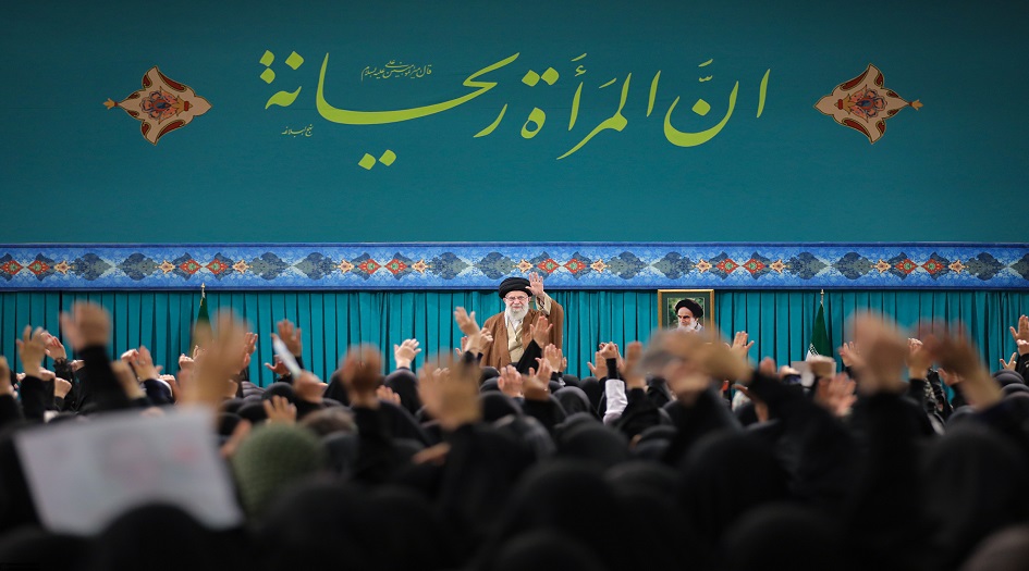  الإمام الخامنئي: المشاركة في السياسة والانتخابات من حقوق المرأة