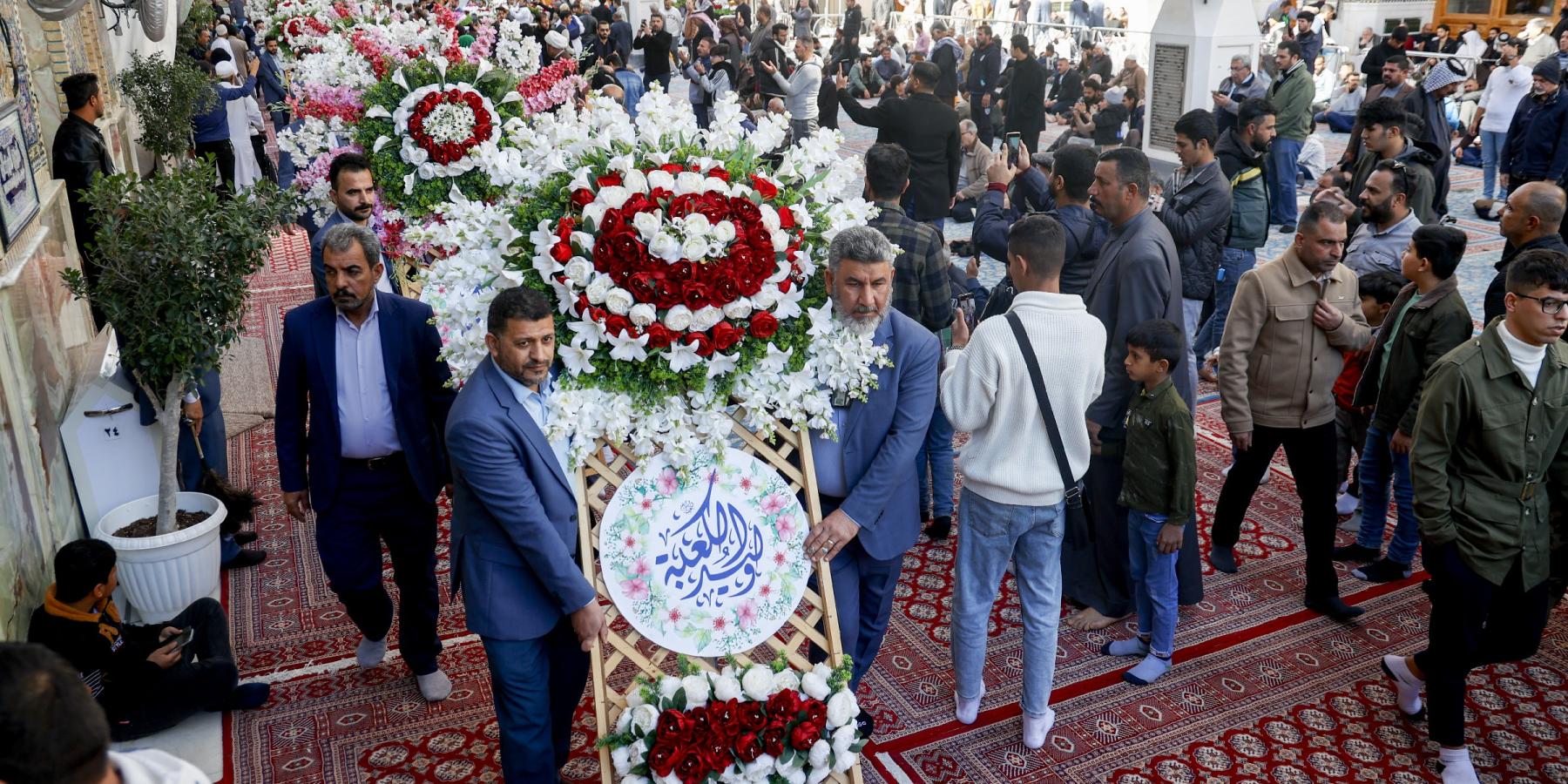 شاهد.. تزيين الحرم العلوي بالورود على أعتاب ولادة أميرالمؤمنين (ع) 