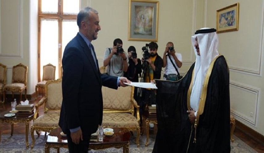 الملك السعودي وولي عهده يهنئان بذكرى انتصار الثورة الاسلامية في ايران