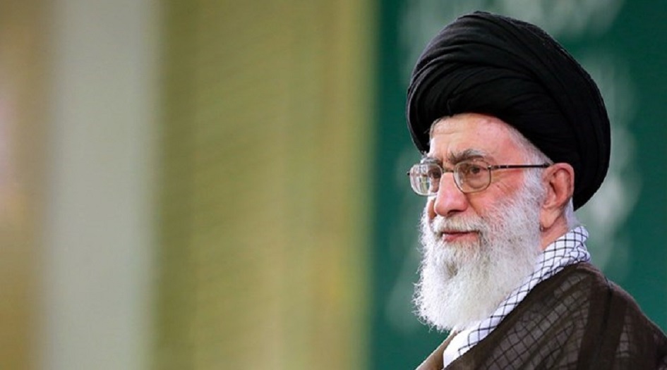 شاهد.. الامام الخامنئي  يقلد قائدي الجيش و حرس الثورة وسام الفتح
