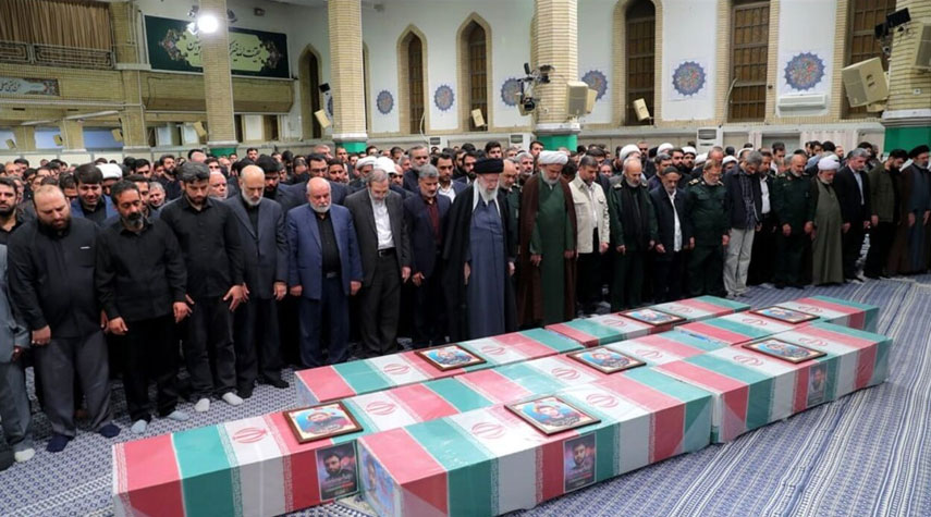  قائد الثورة يقيم صلاة الجنازة على جثامين الشهيد زاهدي ورفاقه 