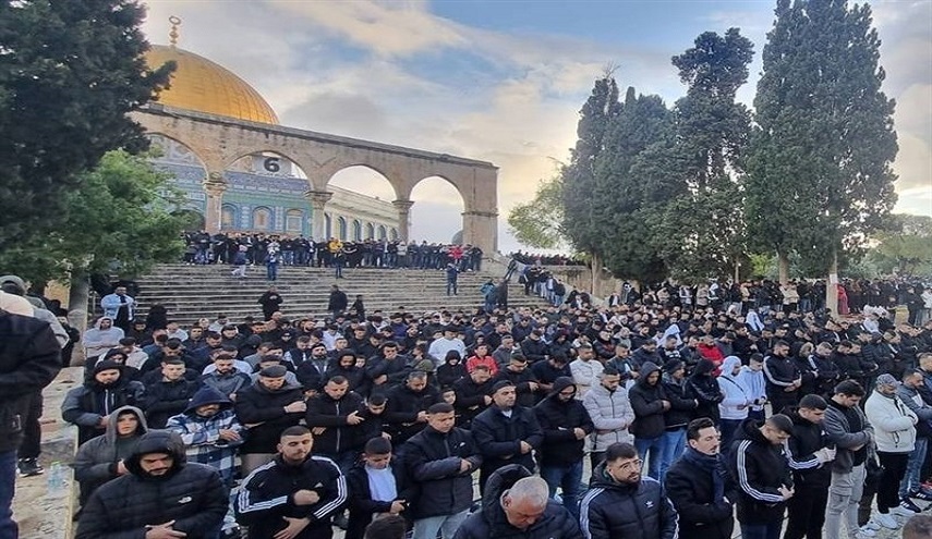  30 ألف مصلٍ يؤدون صلاة الجمعة في رحاب المسجد الأقصى 