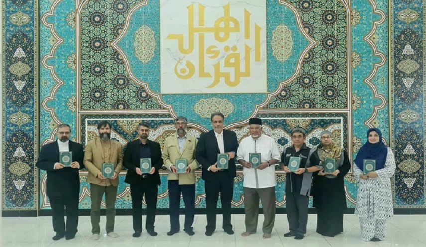 إهداء نسخة من القرآن الكريم خاصة بفلسطين إلى وفد العتبة الرضوية إلى ماليزيا