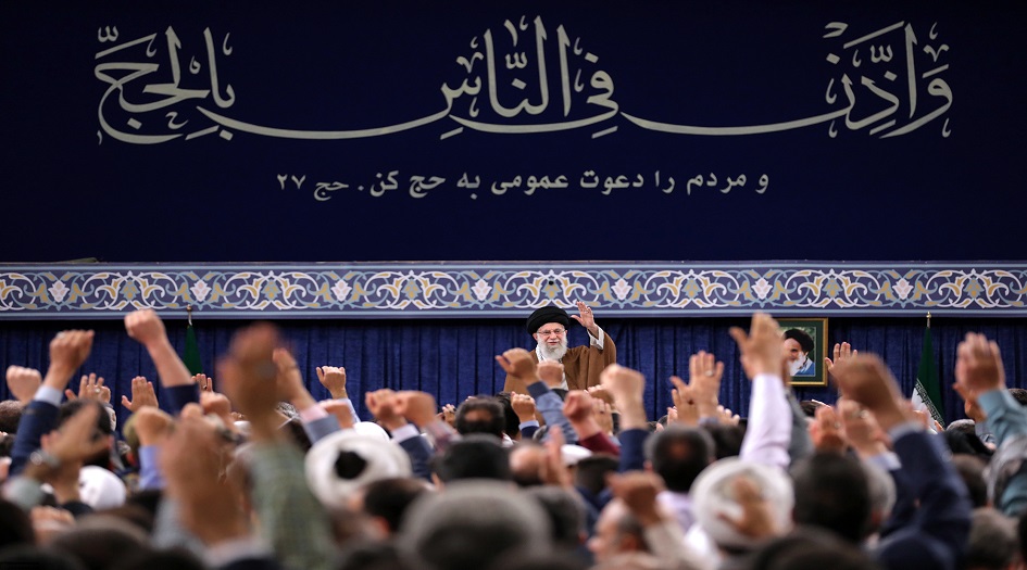  الامام الخامنئي  يستقبل جمعا من مسؤولي شؤون الحج في ايران + صور 