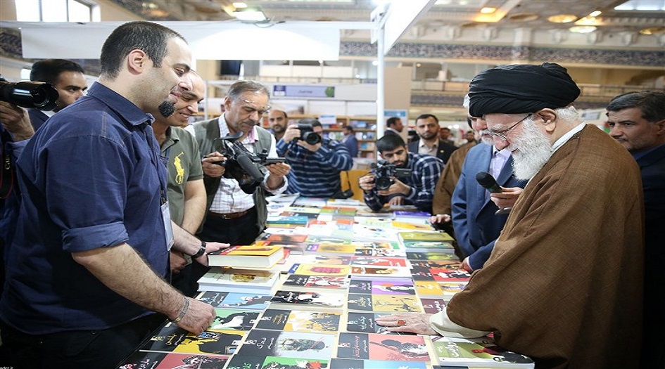بالصور... الإمام الخامنئي يزور معرض طهران الدولي للكتاب بدورته الـ  35