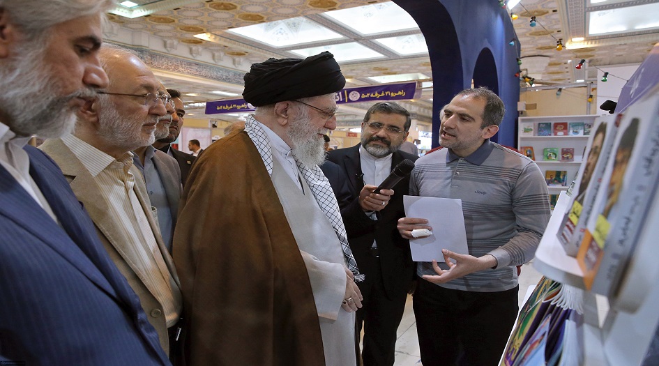 الامام الخامنئي يحذر من استبدال مطالعة الكتب بالفضاء الافتراضي