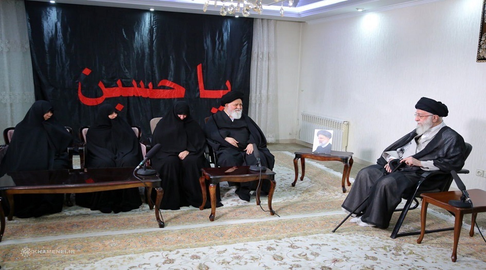 الامام الخامنئي يزور عائلة الرئيس الشهيد آية الله رئيسي