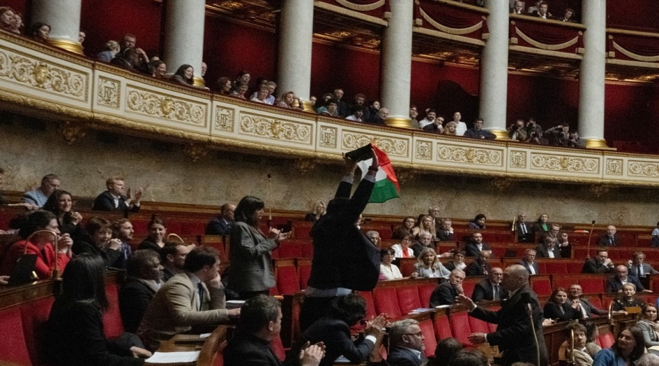 البرلمان الفرنسي يعلّق عضوية نائب بسبب رفعه علم فلسطين 