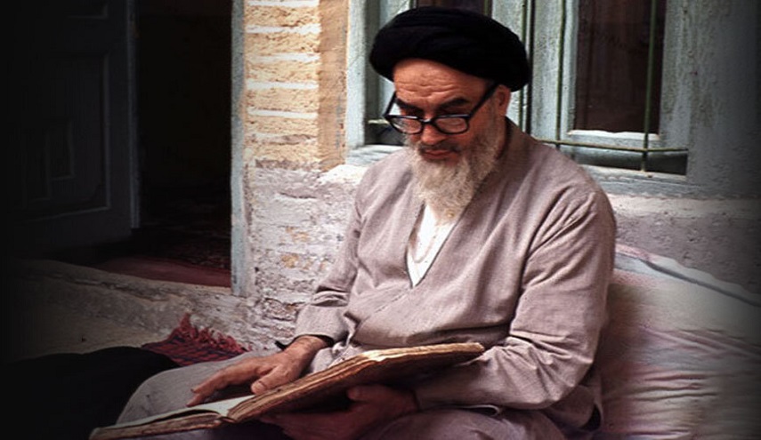 انشغاله الكبير في قيادة الجمهورية الاسلامية لم يمنعه عن مطالعة الكتب!