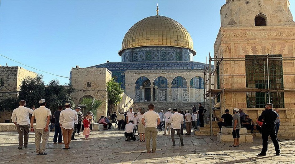مستوطنين صهاينة يقتحمون المسجد الاقصى 