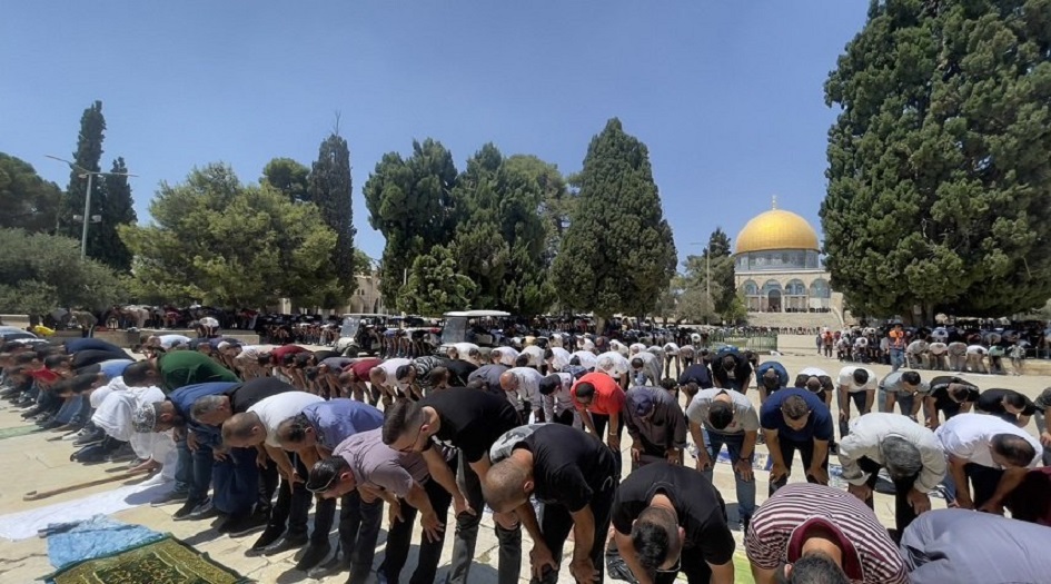 في ظل الاجراءات العسكرية المشددة... الف الفلسطينيون يؤدون صلاة الجمعة في المسجد الاقصى