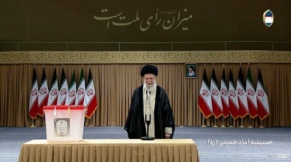 الإمام الخامنئي يدلي بصوته في الجولة الثانية من الانتخابات الرئاسية الإيرانية بدورتها الـ 14