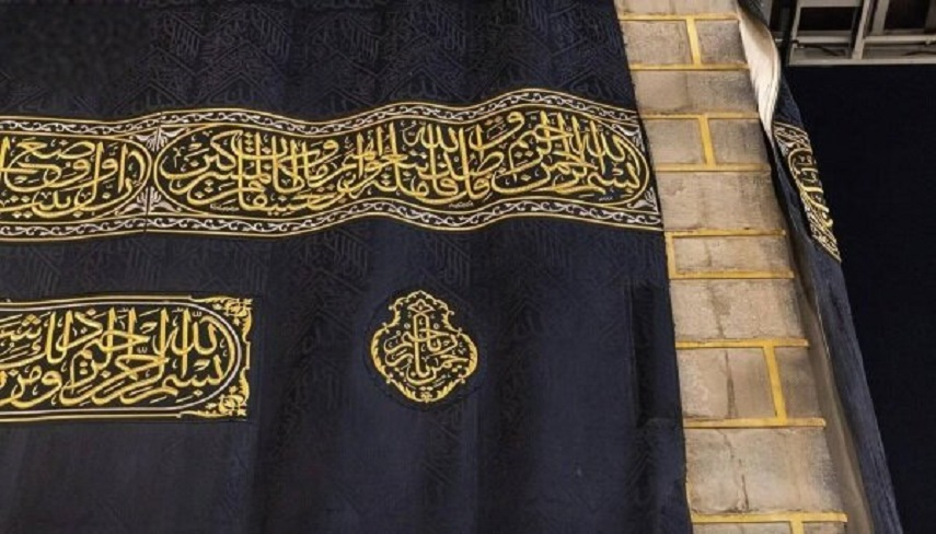 در آستانه ماه محرم پرده كعبه تعويض شد