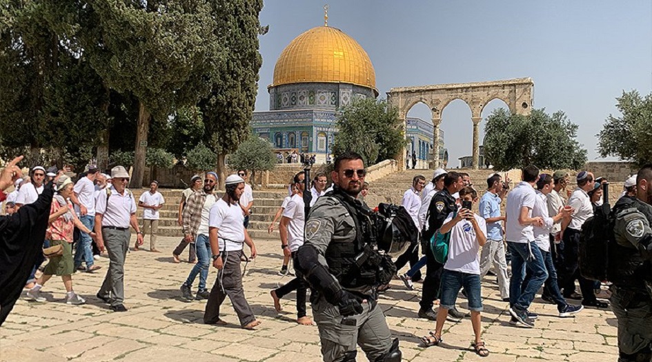 مستوطنون محتلون يقتحمون المسجد الأقصى
