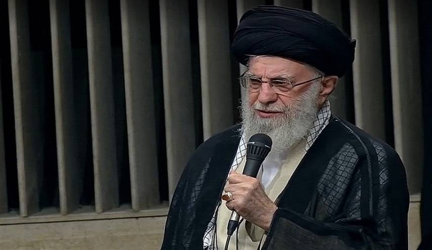 الامام الخامنئي: المعركة بين الجبهة الحسينية والجبهة اليزيدية لا تنتهى ابدا