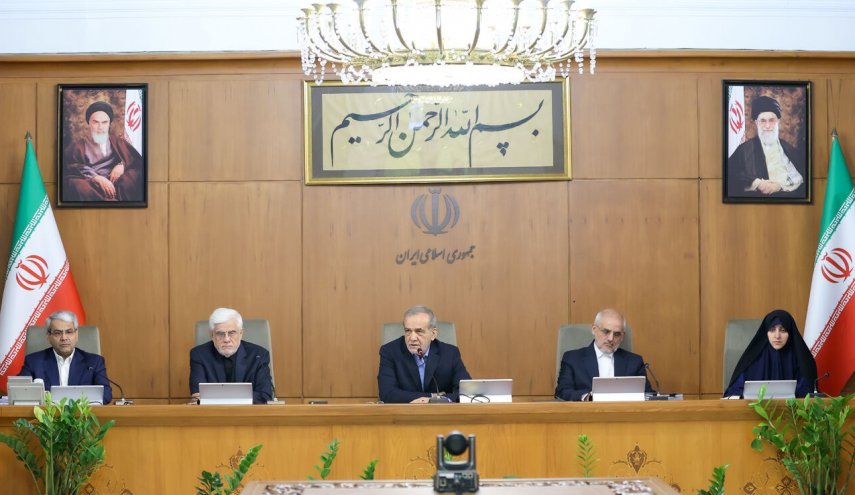 الرئيس بزشكيان: على أعضاء الحكومة وضع توجيهات القائد نصب اعينهم